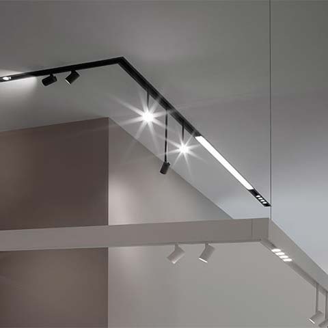 Установка рельсы под точечный светильник